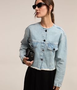Jaqueta Bomber em Jeans Dirty Washed e com Barra Desfiada