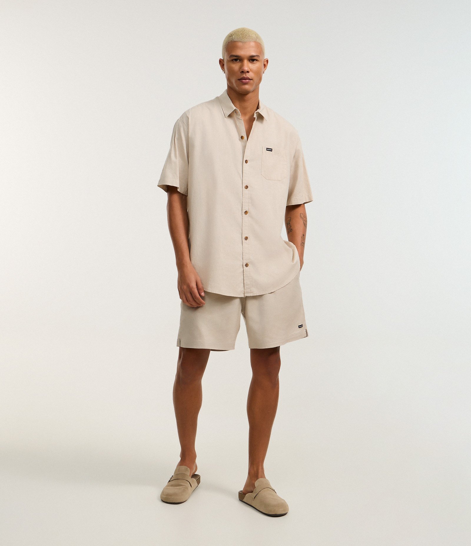 Bermuda em Tela com Cânhamo e Bolsos Bege 1