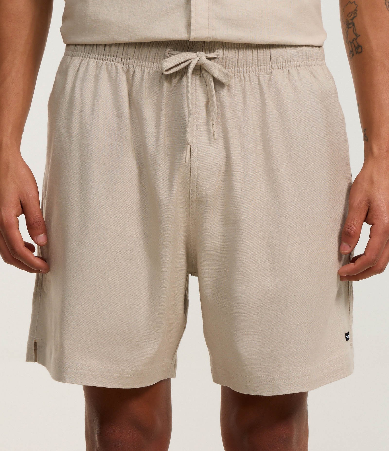 Bermuda em Tela com Cânhamo e Bolsos Bege 2