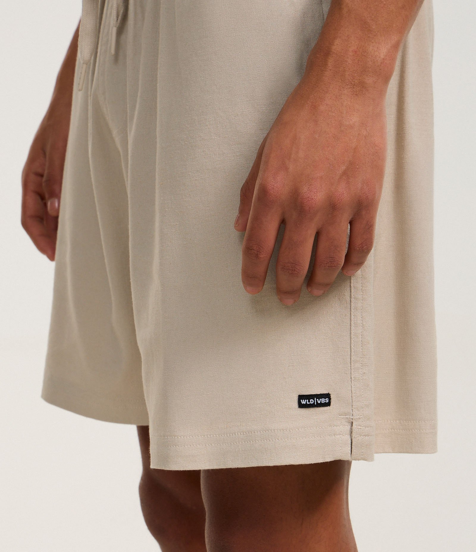 Bermuda em Tela com Cânhamo e Bolsos Bege 3