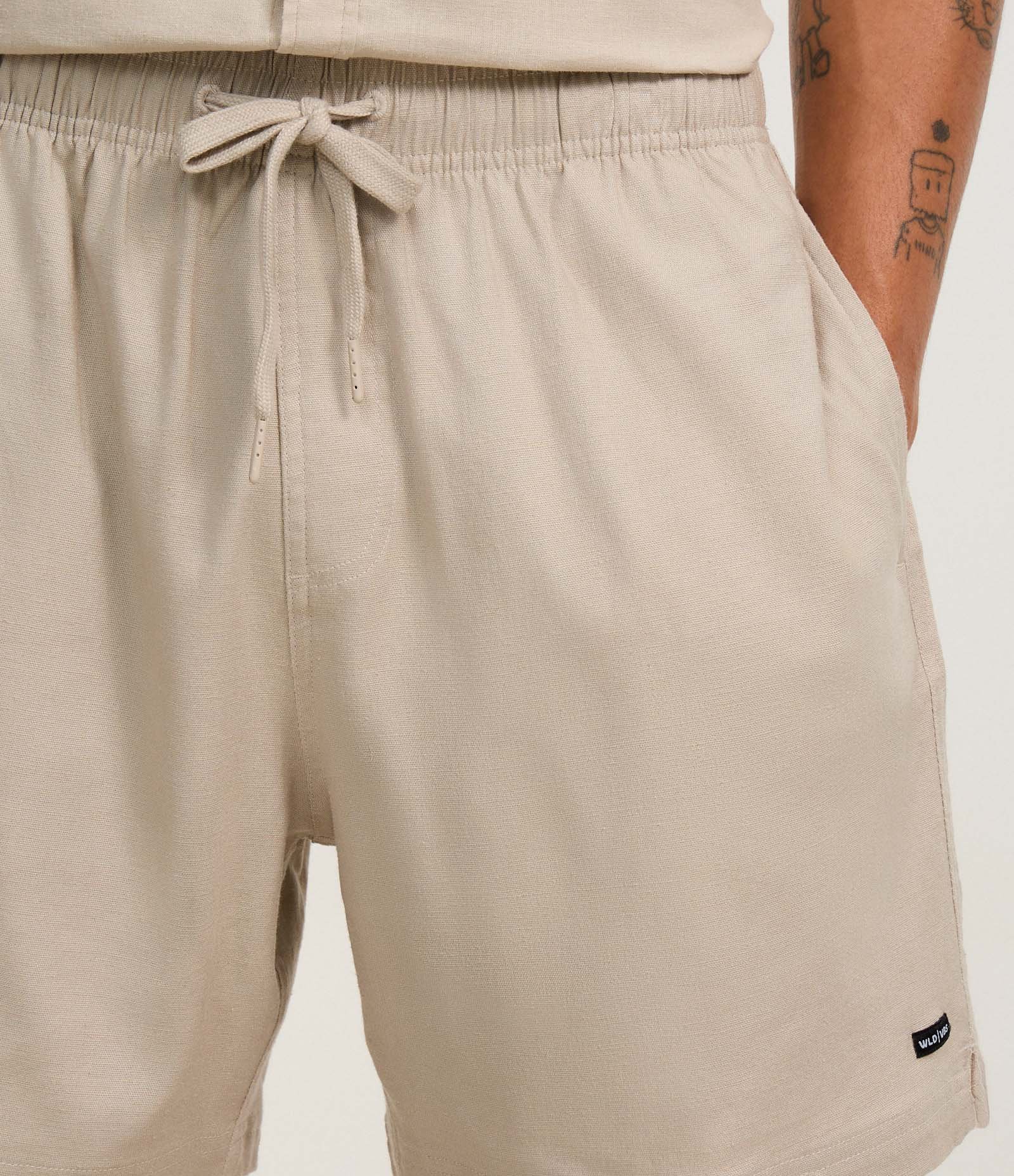 Bermuda em Tela com Cânhamo e Bolsos Bege 4