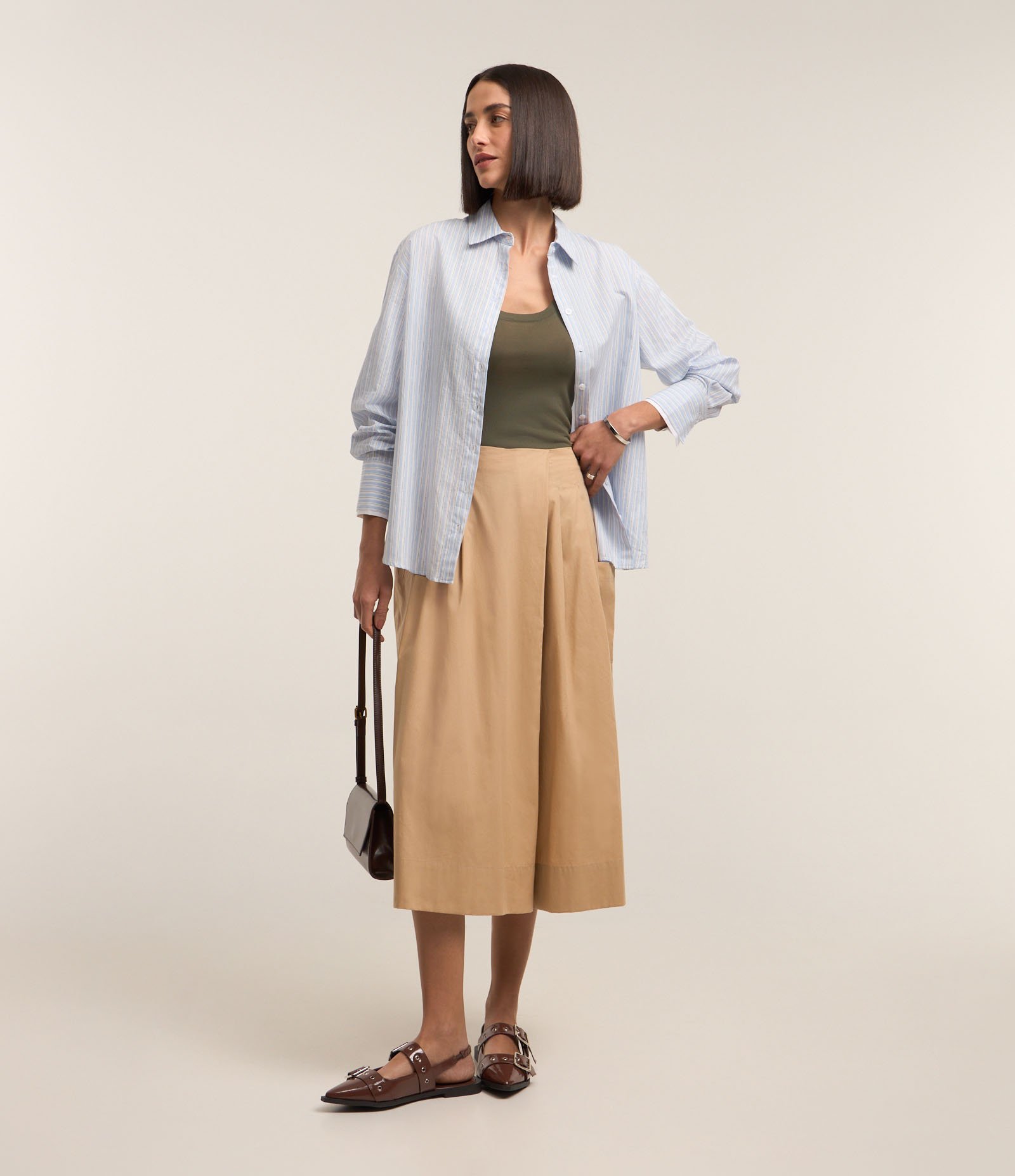 Calça Pantacourt Ampla em Tricoline com Bolsos Grandes Laterais Bege 1