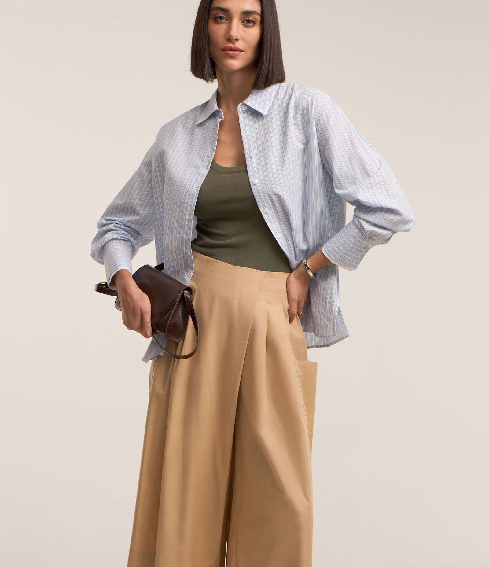 Calça Pantacourt Ampla em Tricoline com Bolsos Grandes Laterais Bege 2