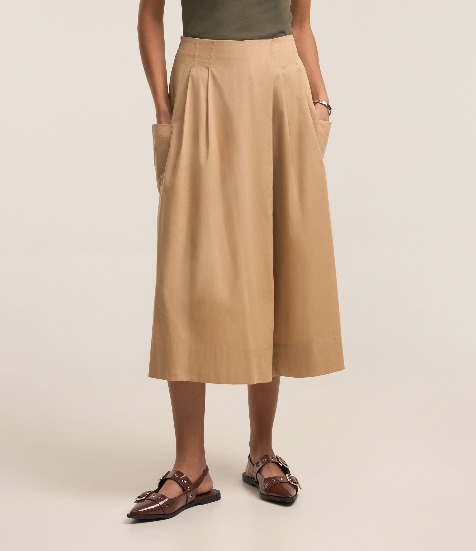 Calça Pantacourt Ampla em Tricoline com Bolsos Grandes Laterais Bege 3