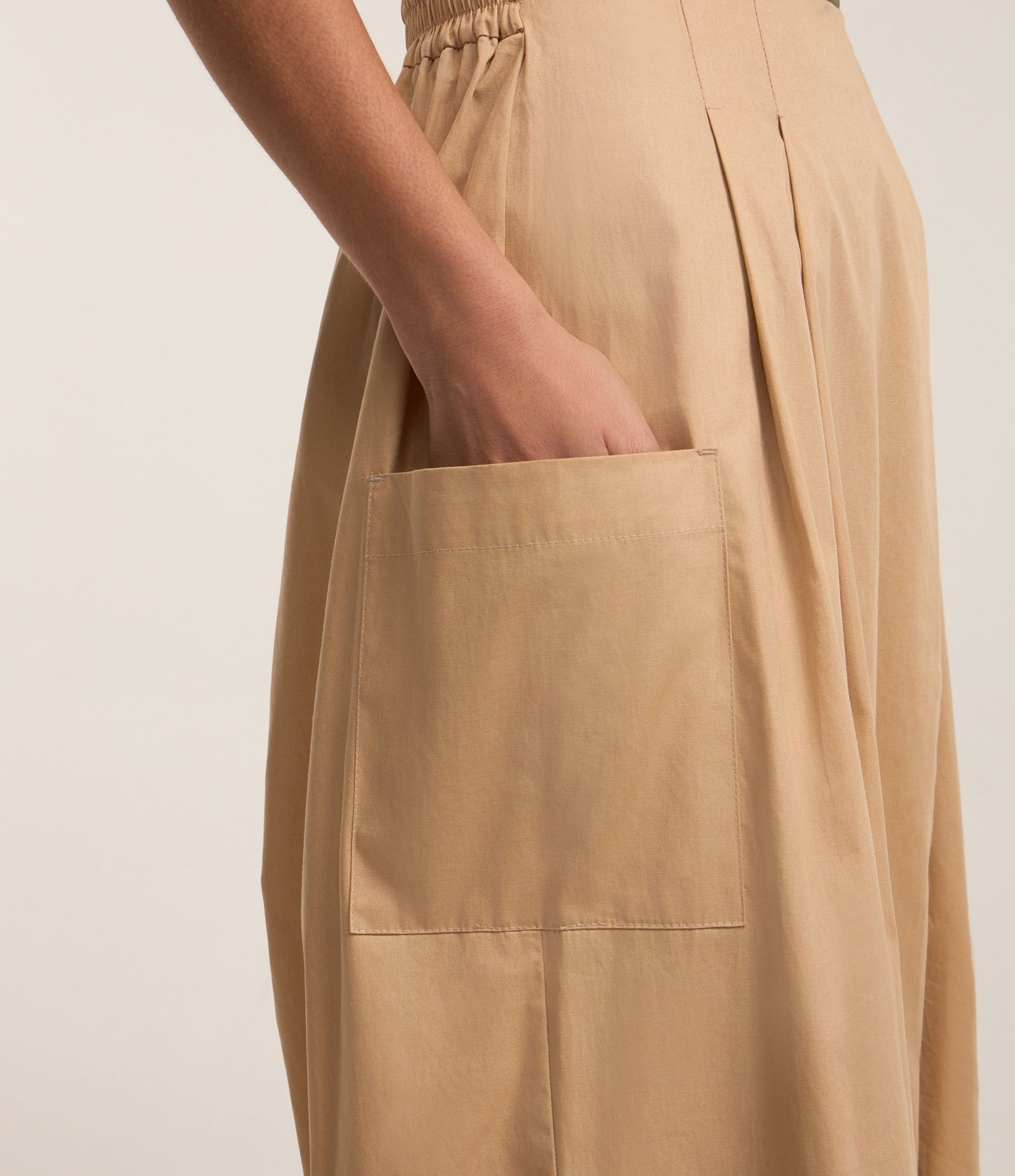 Calça Pantacourt Ampla em Tricoline com Bolsos Grandes Laterais Bege 4