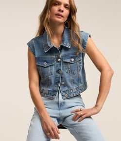 Colete Cropped em Jeans com Lapelas e Botões