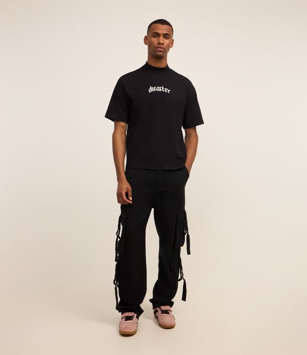 Calça Reta Loose em Sarja com Fivelas e Bolsos Cargo