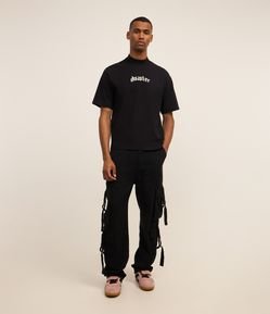 Calça Baggy em Sarja com Fivelas e Bolsos Cargo