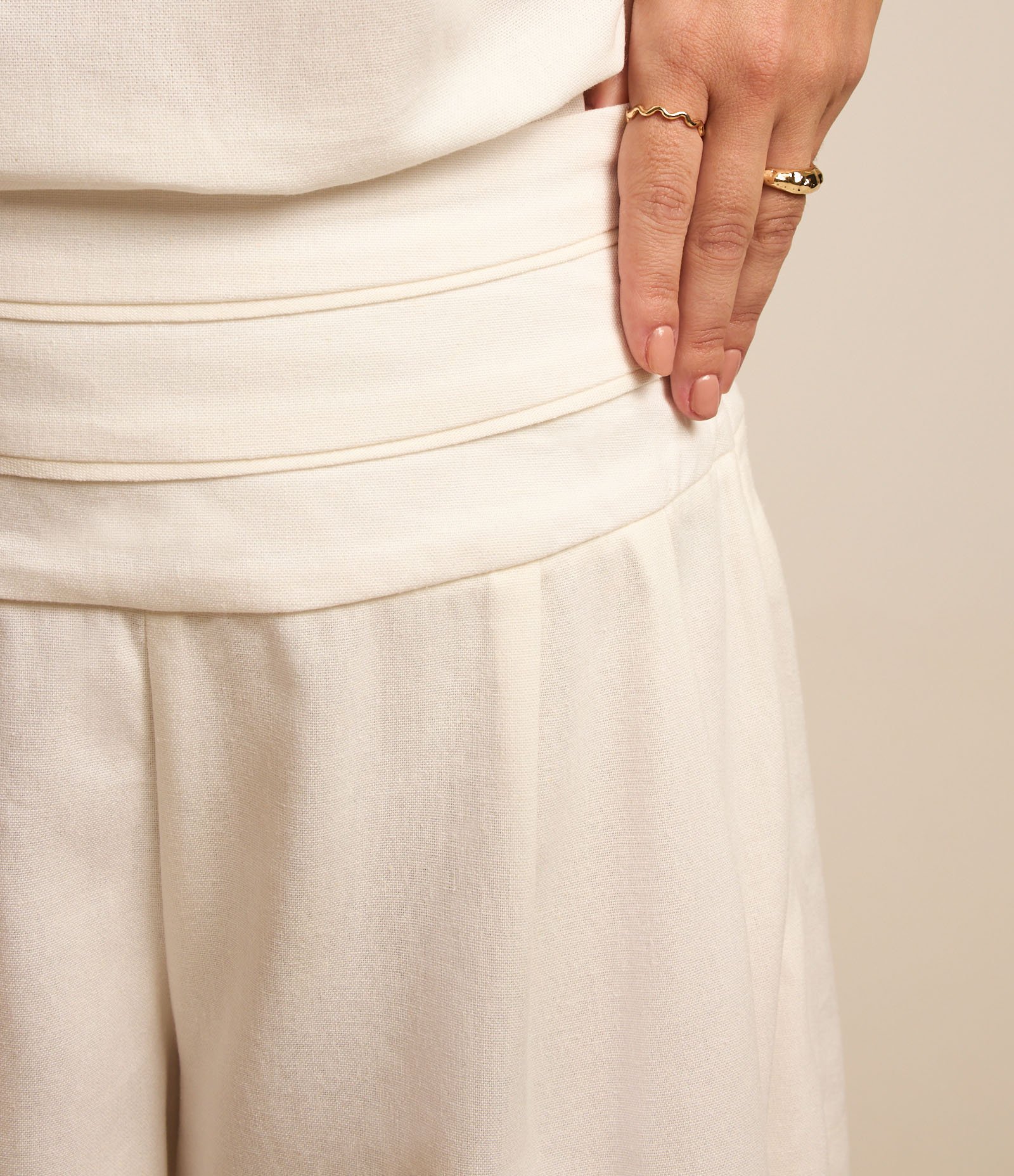 Short em Viscolinho com Costura Aparente e Pregas Branco 4