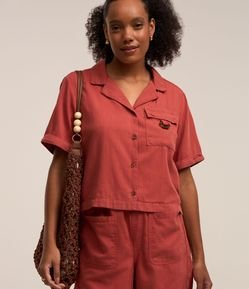 Camisa Cropped em Sarja com Fivela e Lapela no Bolso