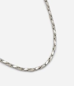 Colar Curto em Metal com Corrente em Tubos Torcidos