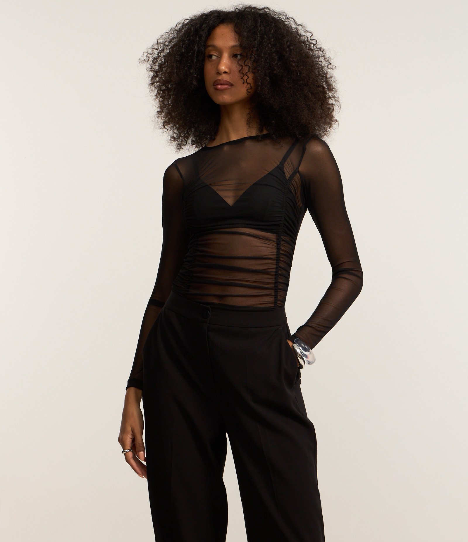 Calça Reta Alfaiatada com Bolsos e Frisos Preto 2