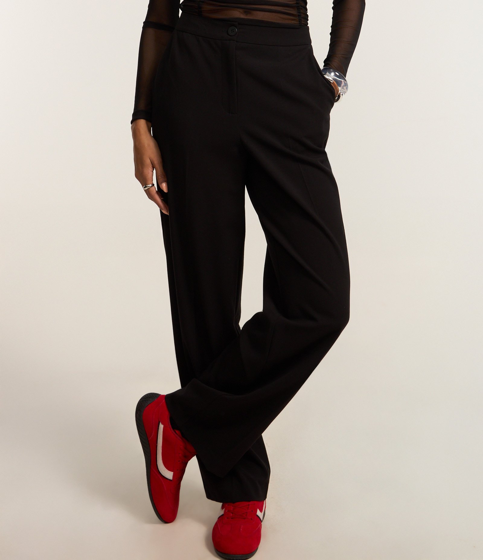 Calça Reta Alfaiatada com Bolsos e Frisos Preto 3