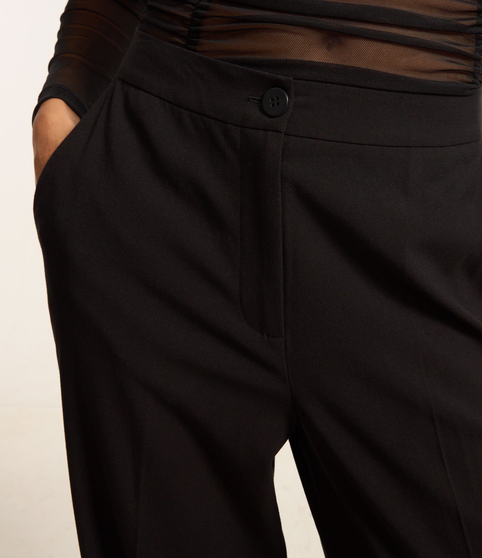 Calça Reta Alfaiatada com Bolsos e Frisos Preto 4