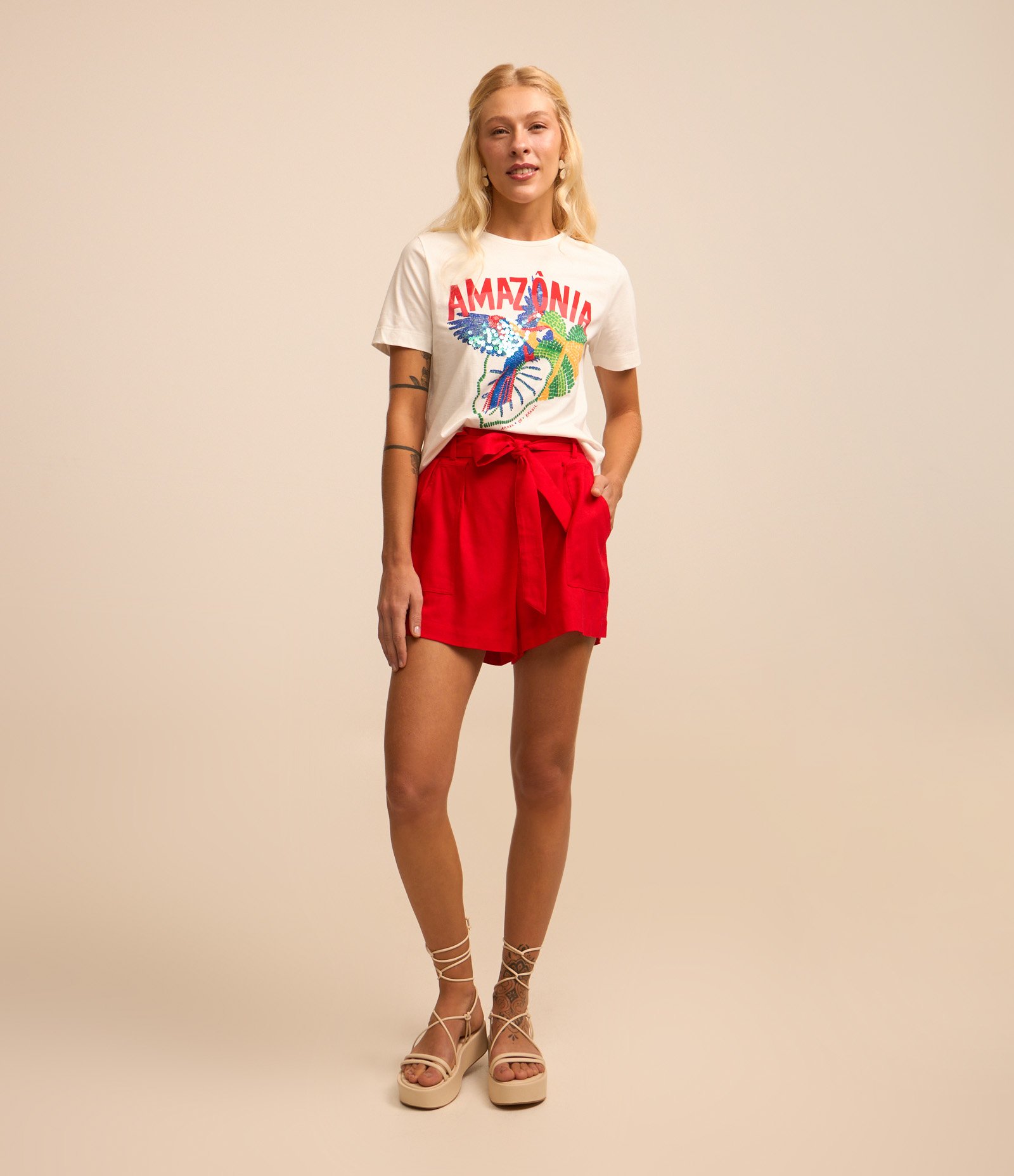 Short Curto em Viscose e Linho com Bolsos e Cinto Faixa Vermelho 1