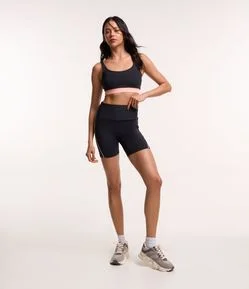 Bermuda Esportiva em Poliamida com Detalhes Contrastantes