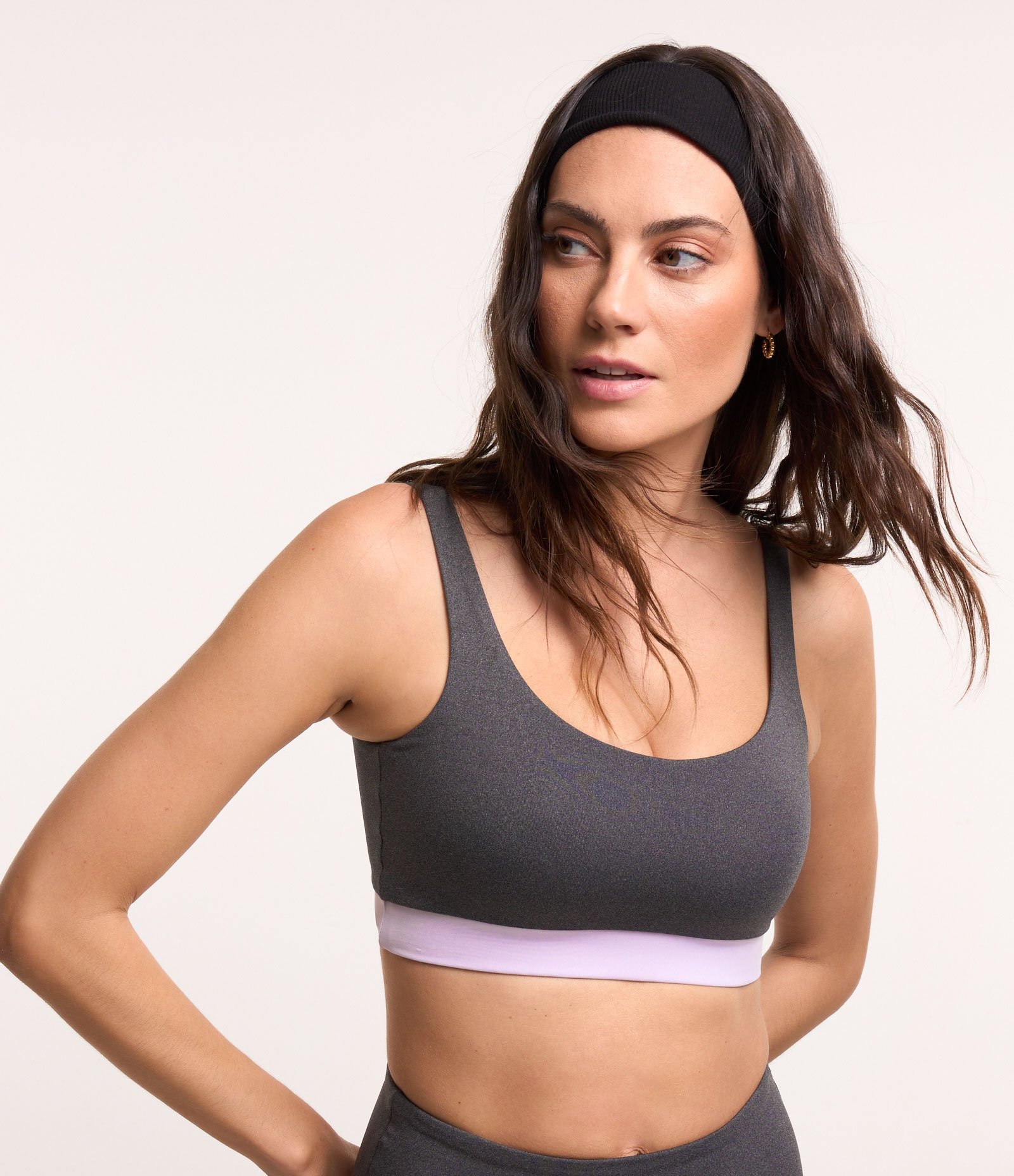 Top Esportivo em Poliamida com Decote Costas e Barra Contrastante Cinza 1