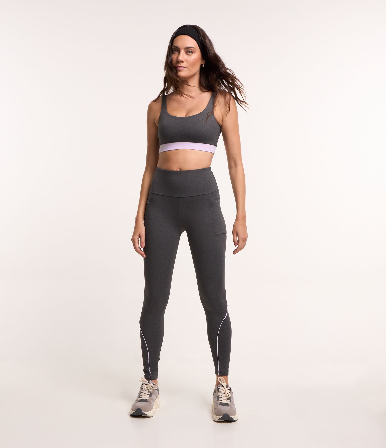 Top Esportivo em Poliamida com Decote Costas e Barra Contrastante Cinza 2