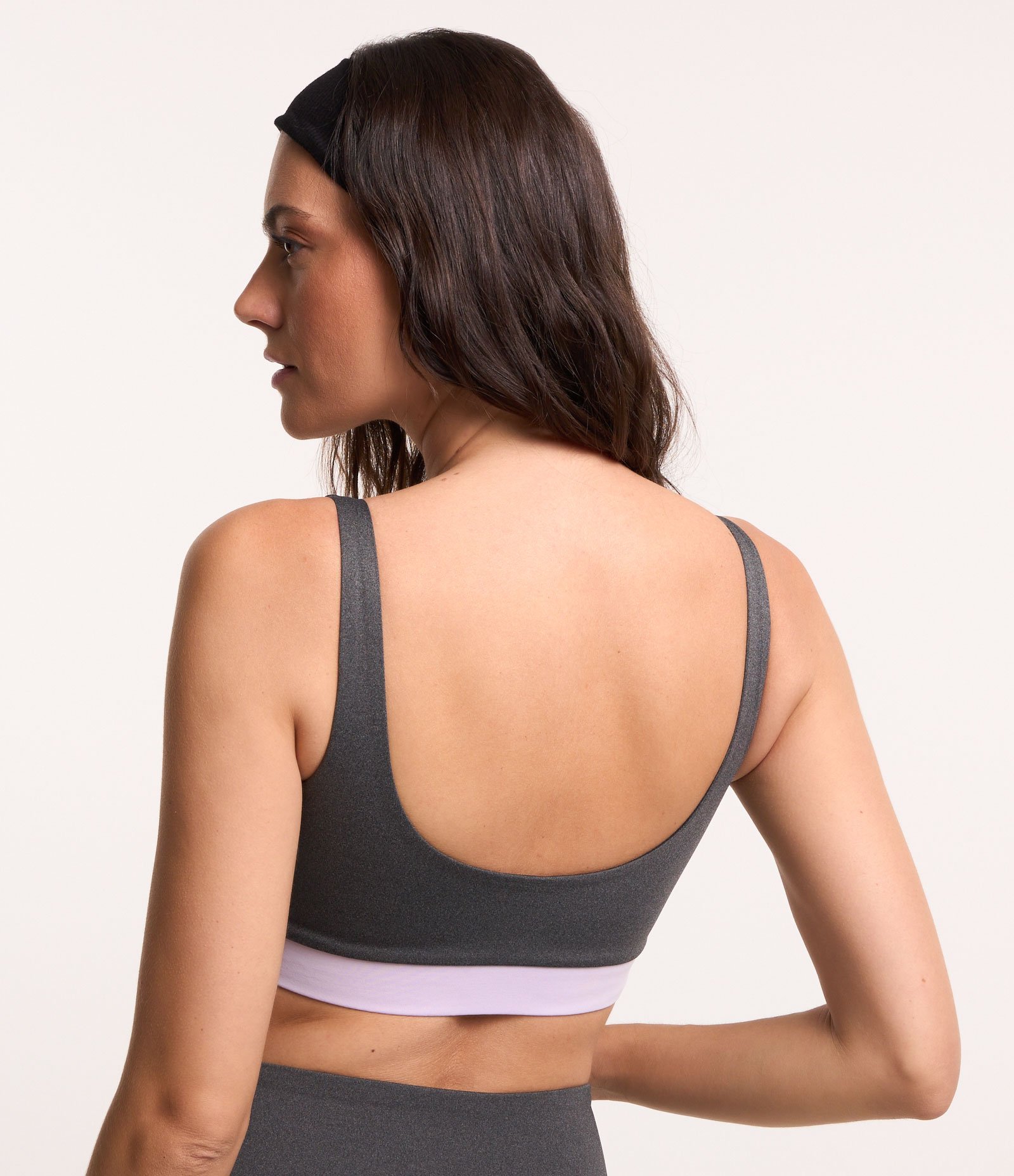 Top Esportivo em Poliamida com Decote Costas e Barra Contrastante Cinza 3