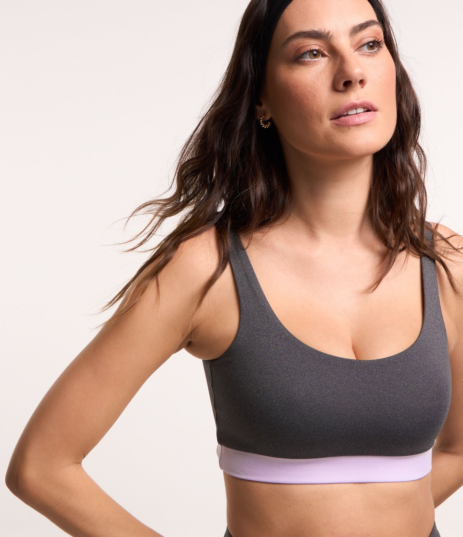 Top Esportivo em Poliamida com Decote Costas e Barra Contrastante Cinza 4