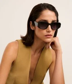 Óculos de Sol Quadrado com Detalhes Facetados e Lente Fumê Degrade