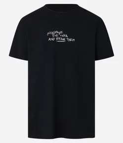 Camiseta Comfort em Algodão com Estampa Lettering e Estátua