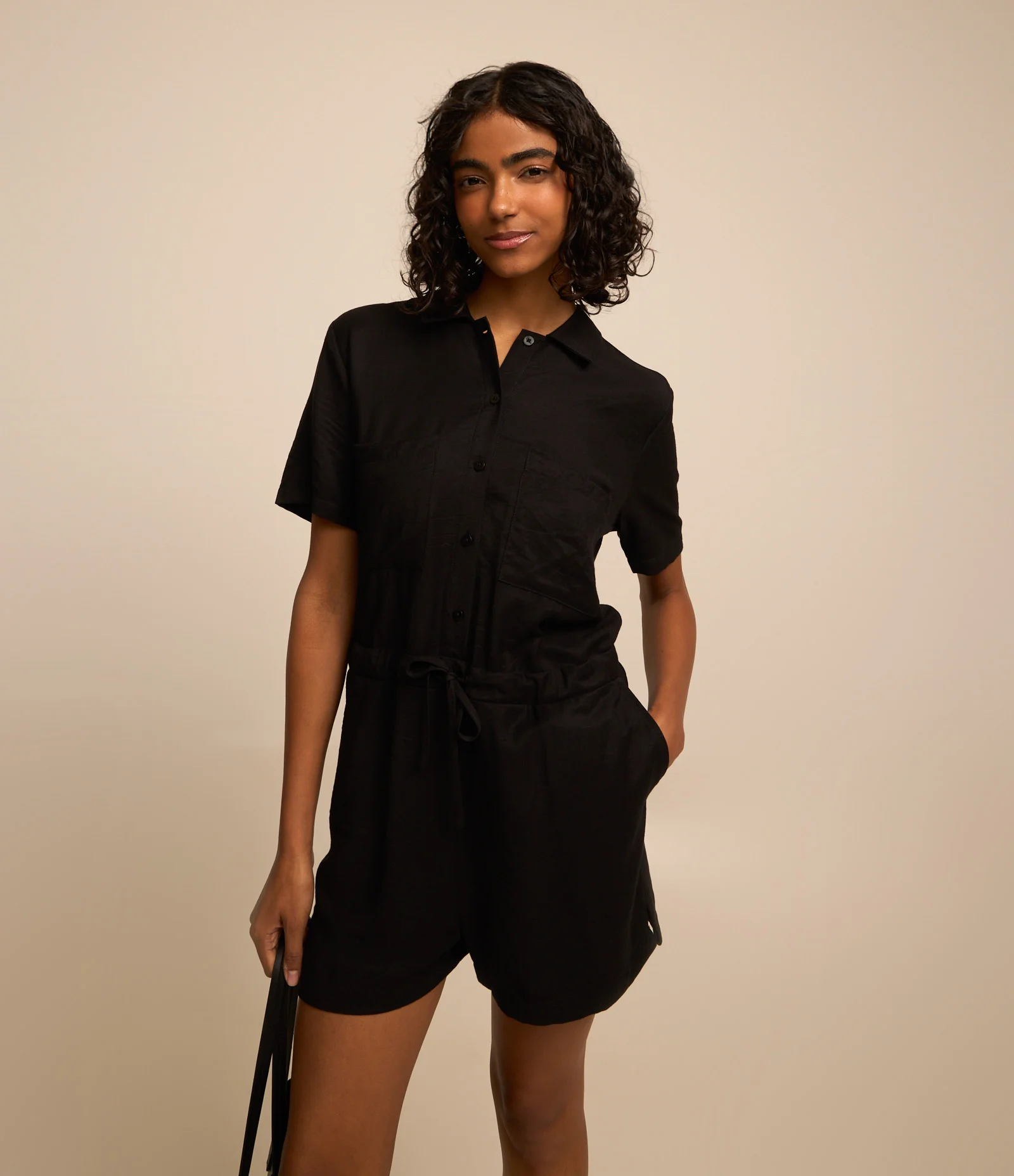 Macaquinho em Viscose com Elástico nas Costas e Bolso Frontal Preto 1