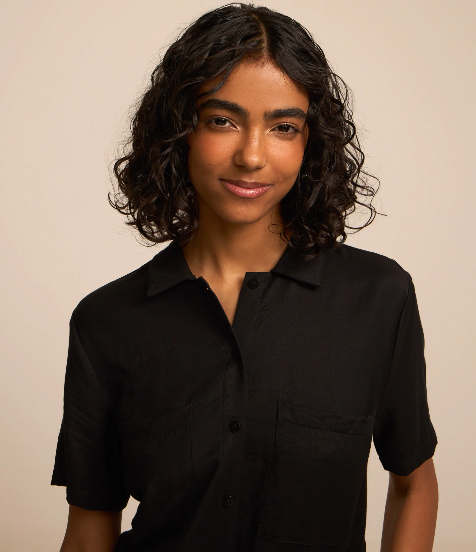 Macaquinho em Viscose com Elástico nas Costas e Bolso Frontal Preto 2