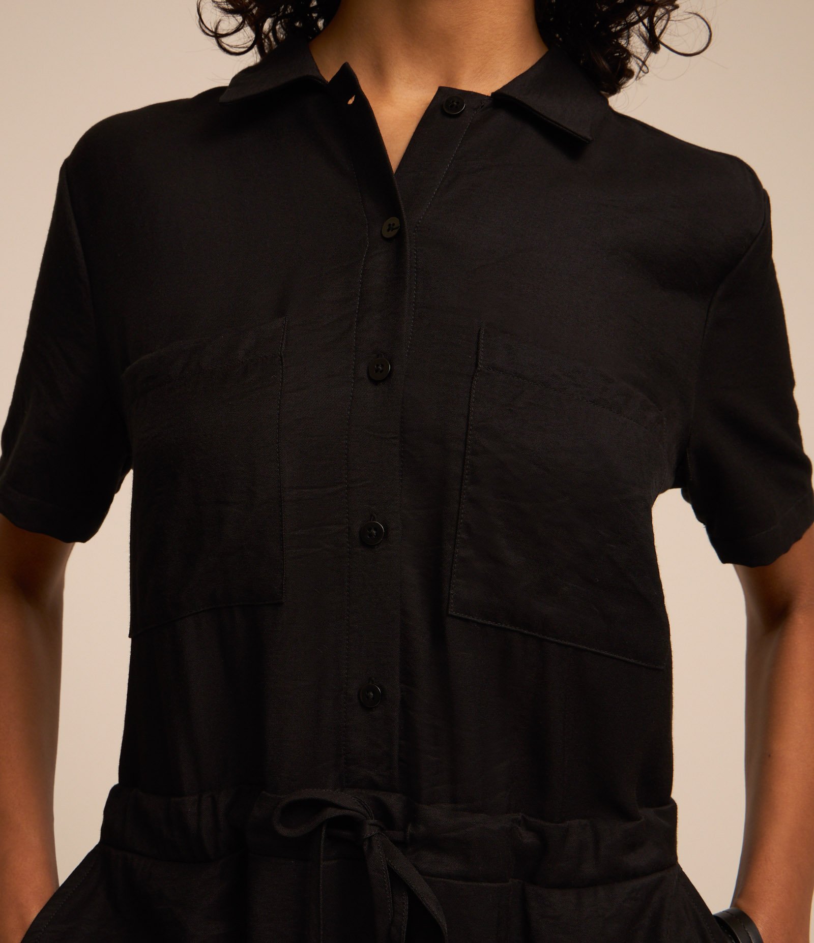 Macaquinho em Viscose com Elástico nas Costas e Bolso Frontal Preto 3