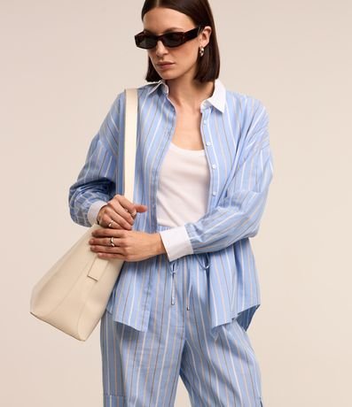 Camisa Oversized em Tricoline com Abotoamento e Estampa Listras