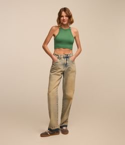 Calça Reta em Jeans Dirty Washed com Puídos e Barra Desfeita