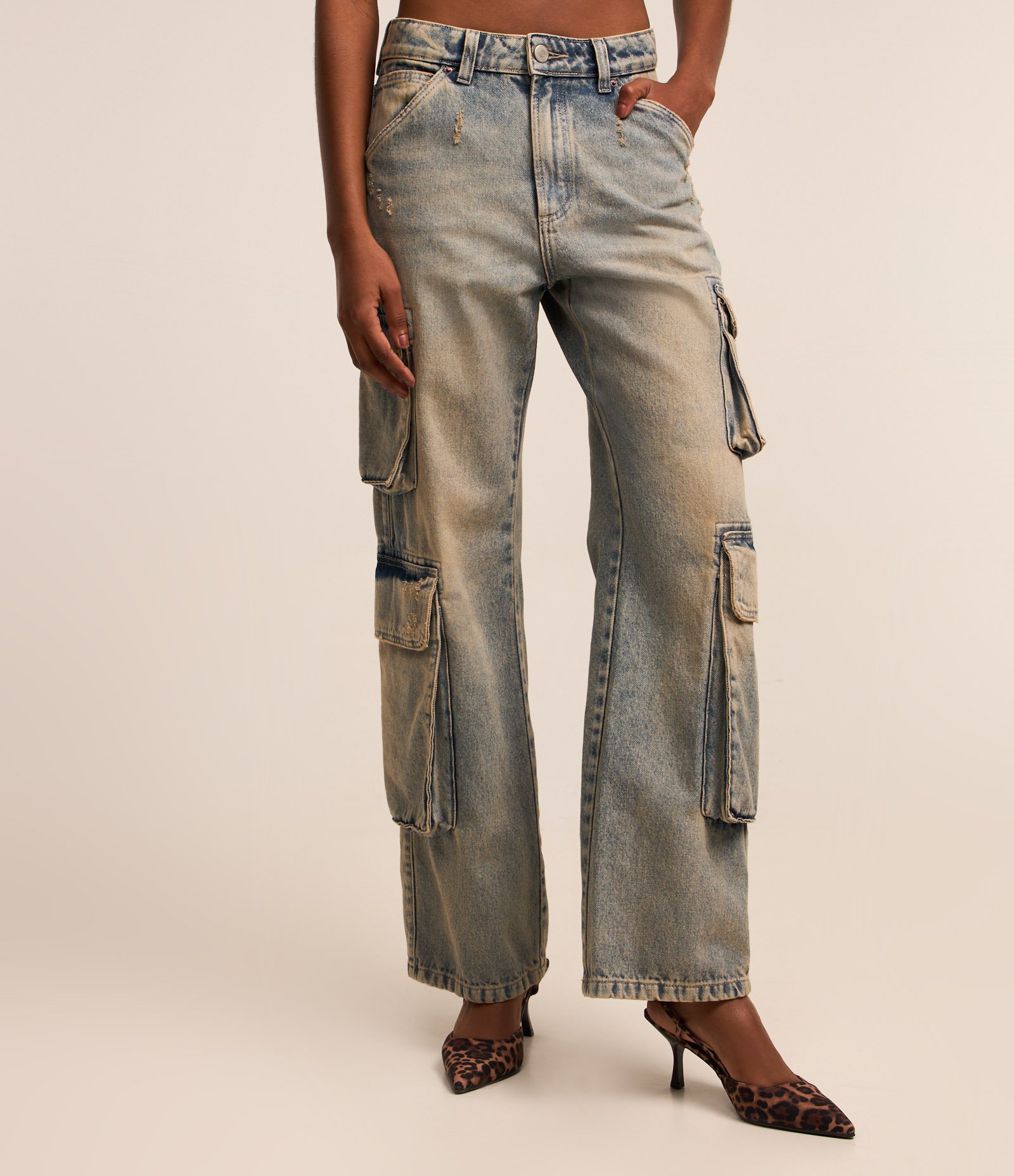 Calça Reta em Jeans Dirty Washed com Bolsos Cargo Azul 3