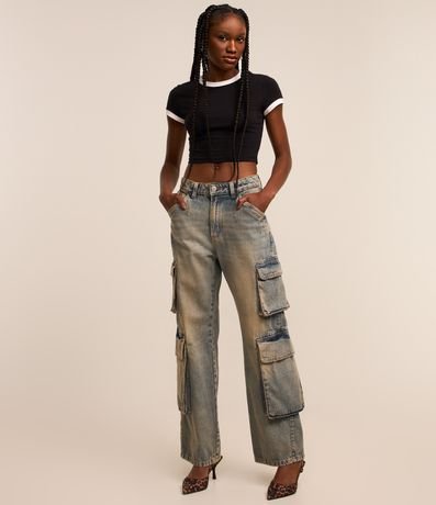 Calça Reta em Jeans Dirty Washed com Bolsos Cargo Calça Reta em Jeans Dirty Washed com Bolsos Cargo