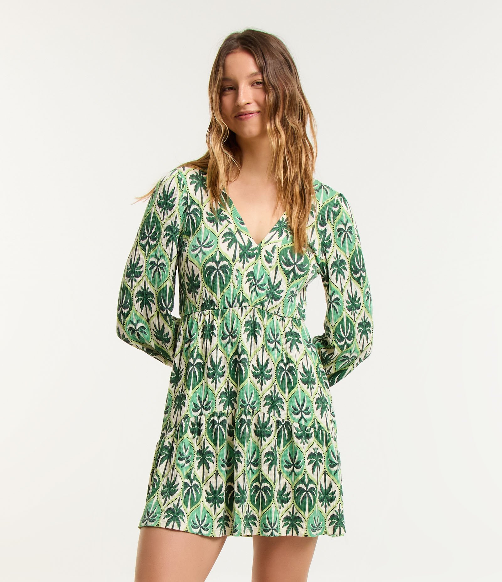 Vestido Curto Texturizado com Estampado Coqueiros Verde 1
