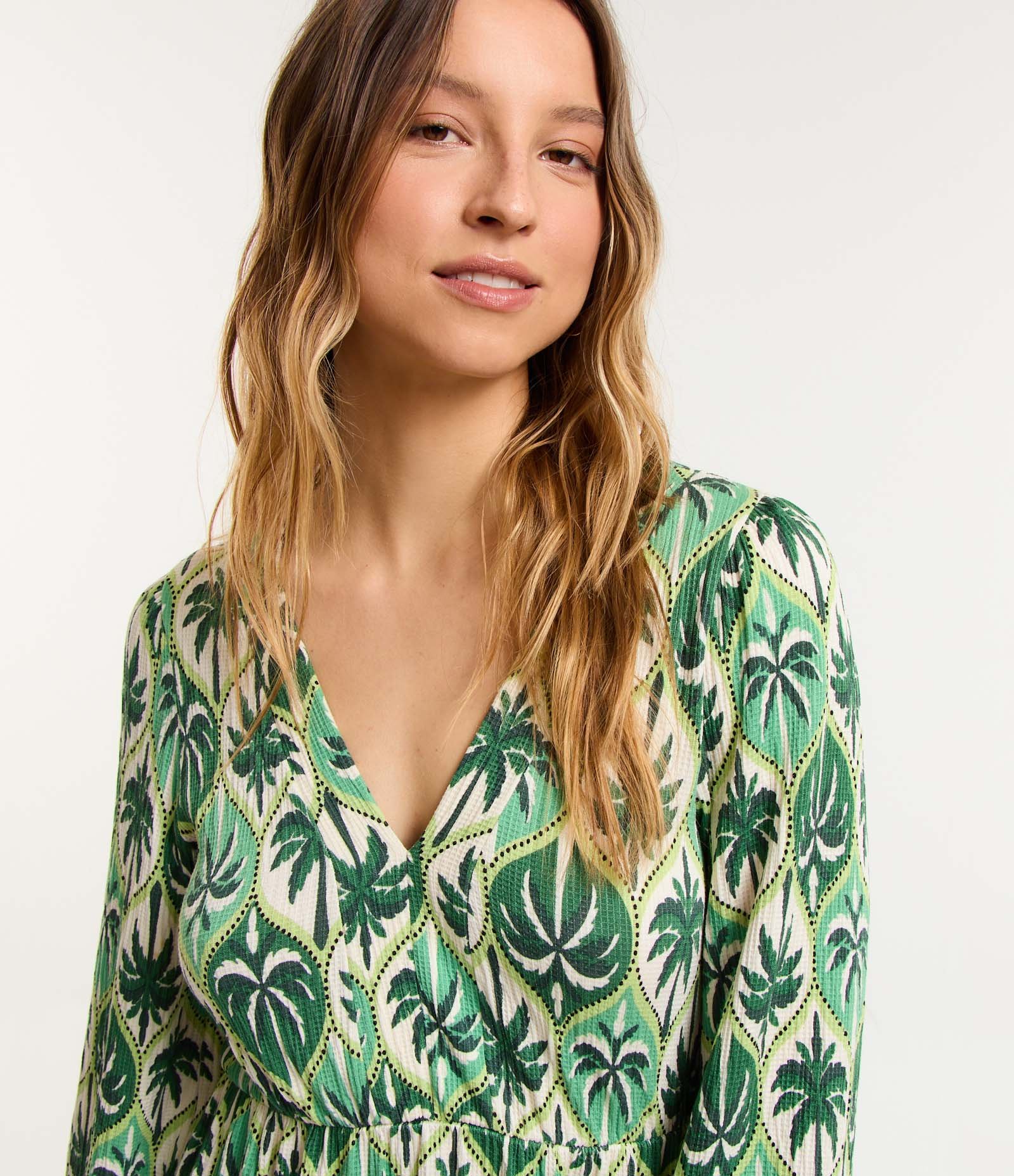 Vestido Curto Texturizado com Estampado Coqueiros Verde 4
