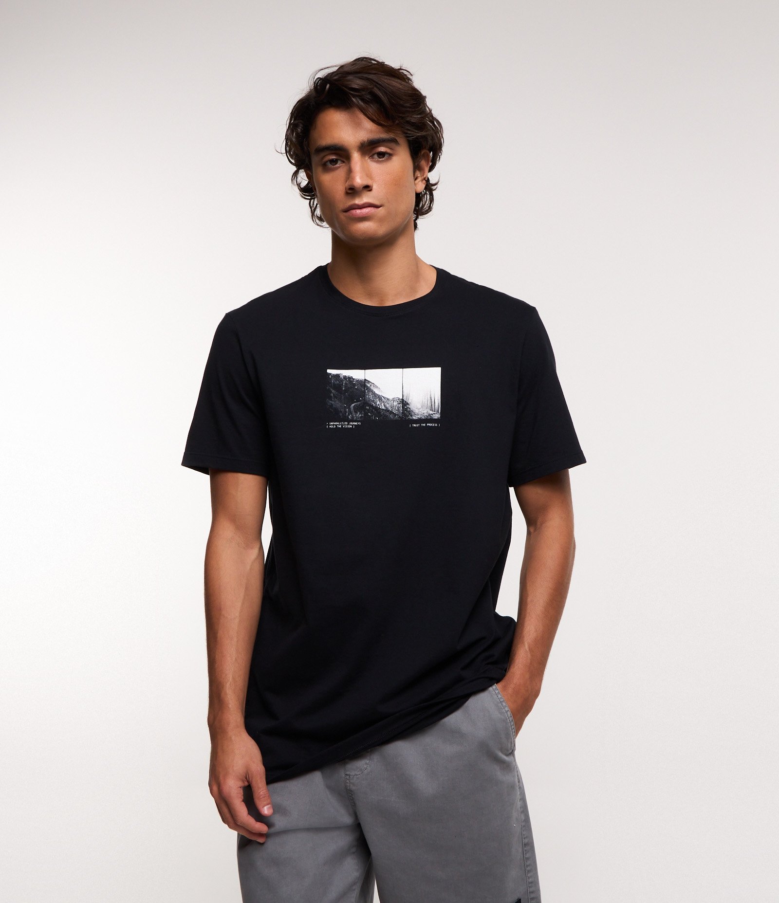 Camiseta Comfort em Algodão com Manga Curta Estampada Preto 1
