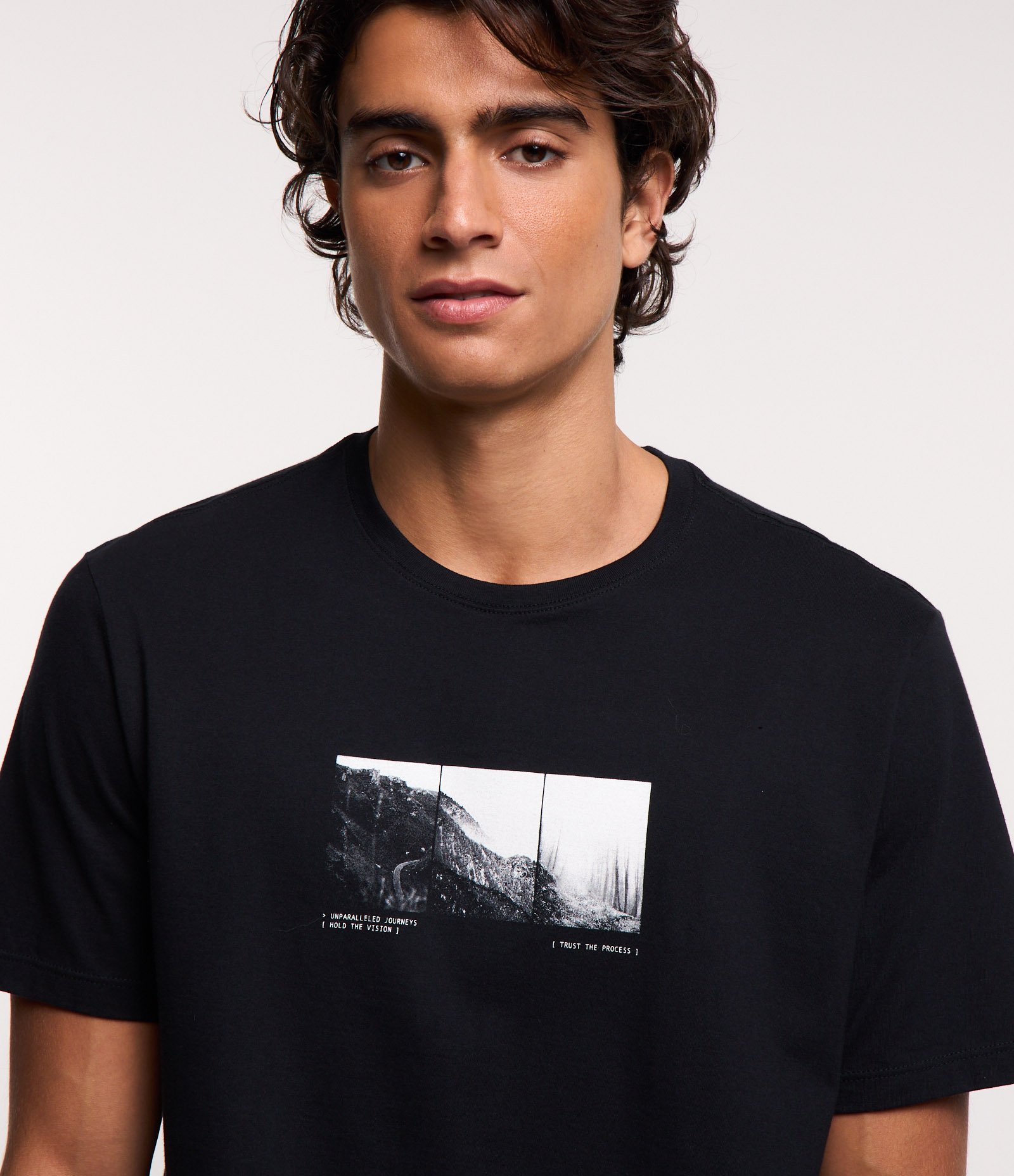 Camiseta Comfort em Algodão com Manga Curta Estampada Preto 4