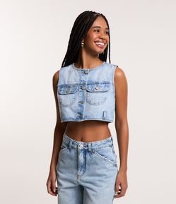 Colete Cropped em Jeans com Lapelas e Passantes