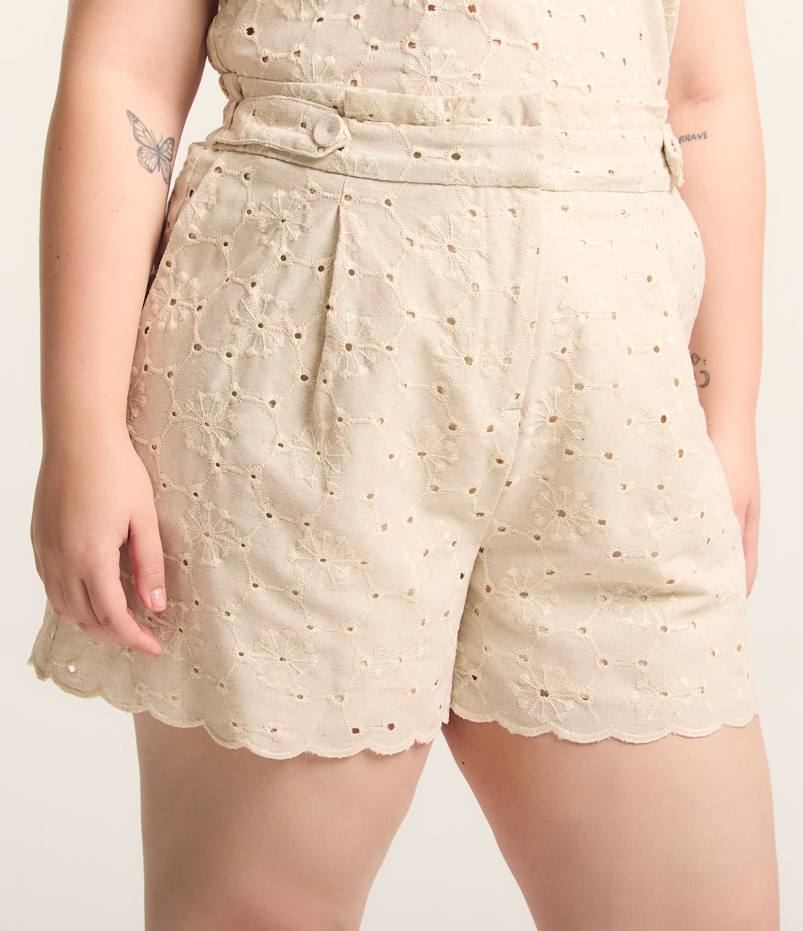 Short em Viscose e Linho com Bordado e Botões no Cós Curve & Plus Size Bege 2