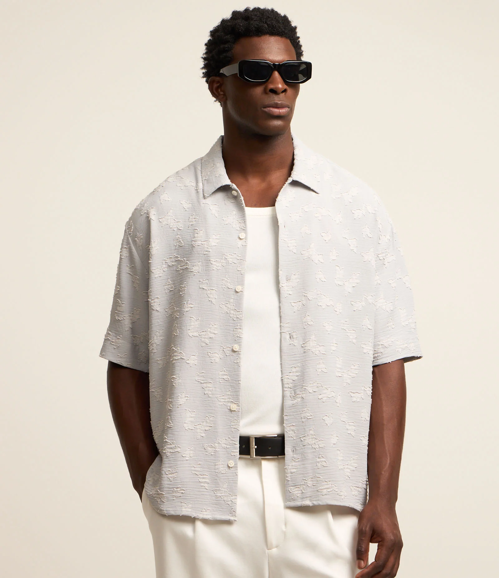 Camisa Boxy em Microfibra com Textura e Estampa de Flores Cinza 1