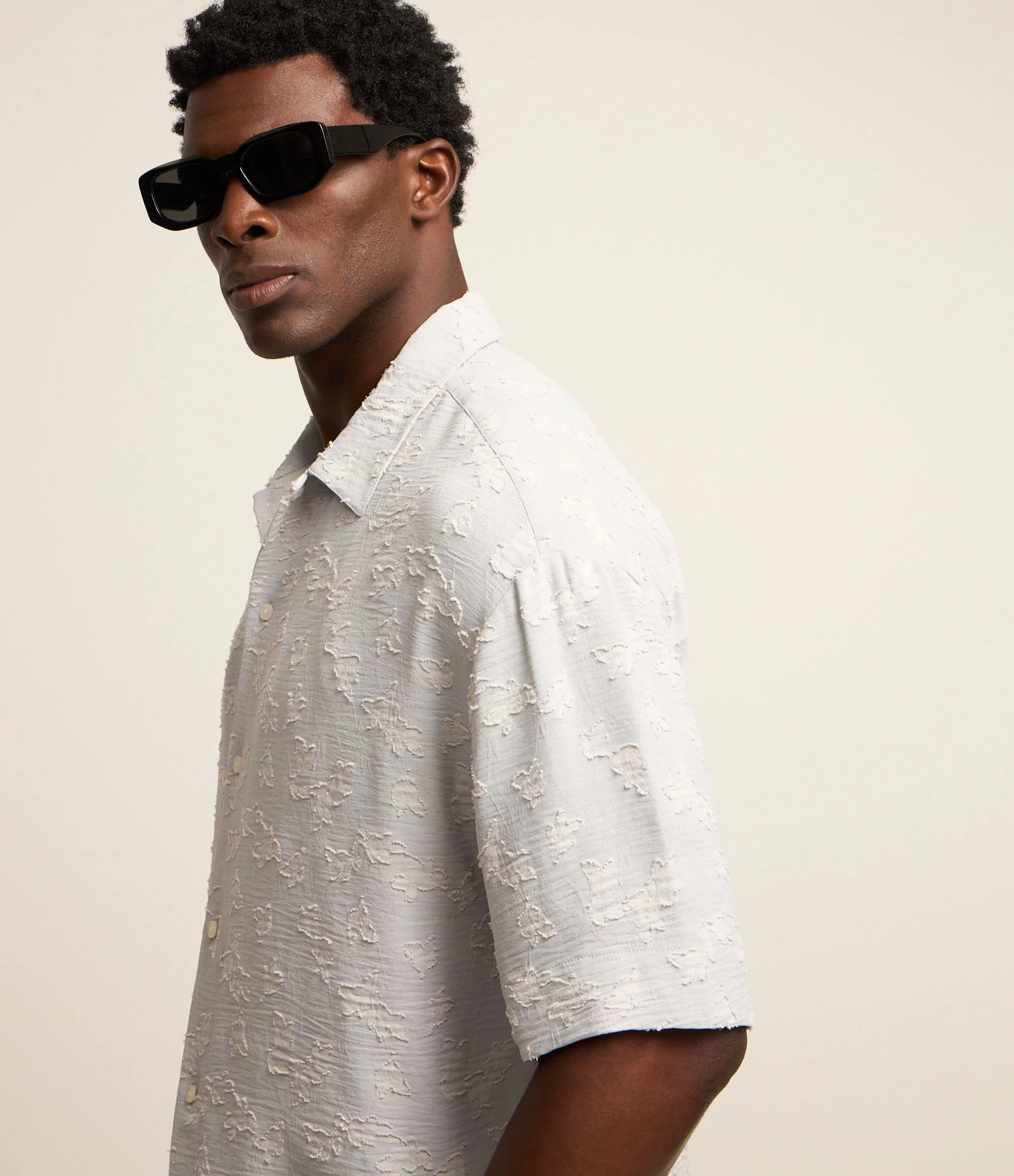 Camisa Boxy em Microfibra com Textura e Estampa de Flores Cinza 2