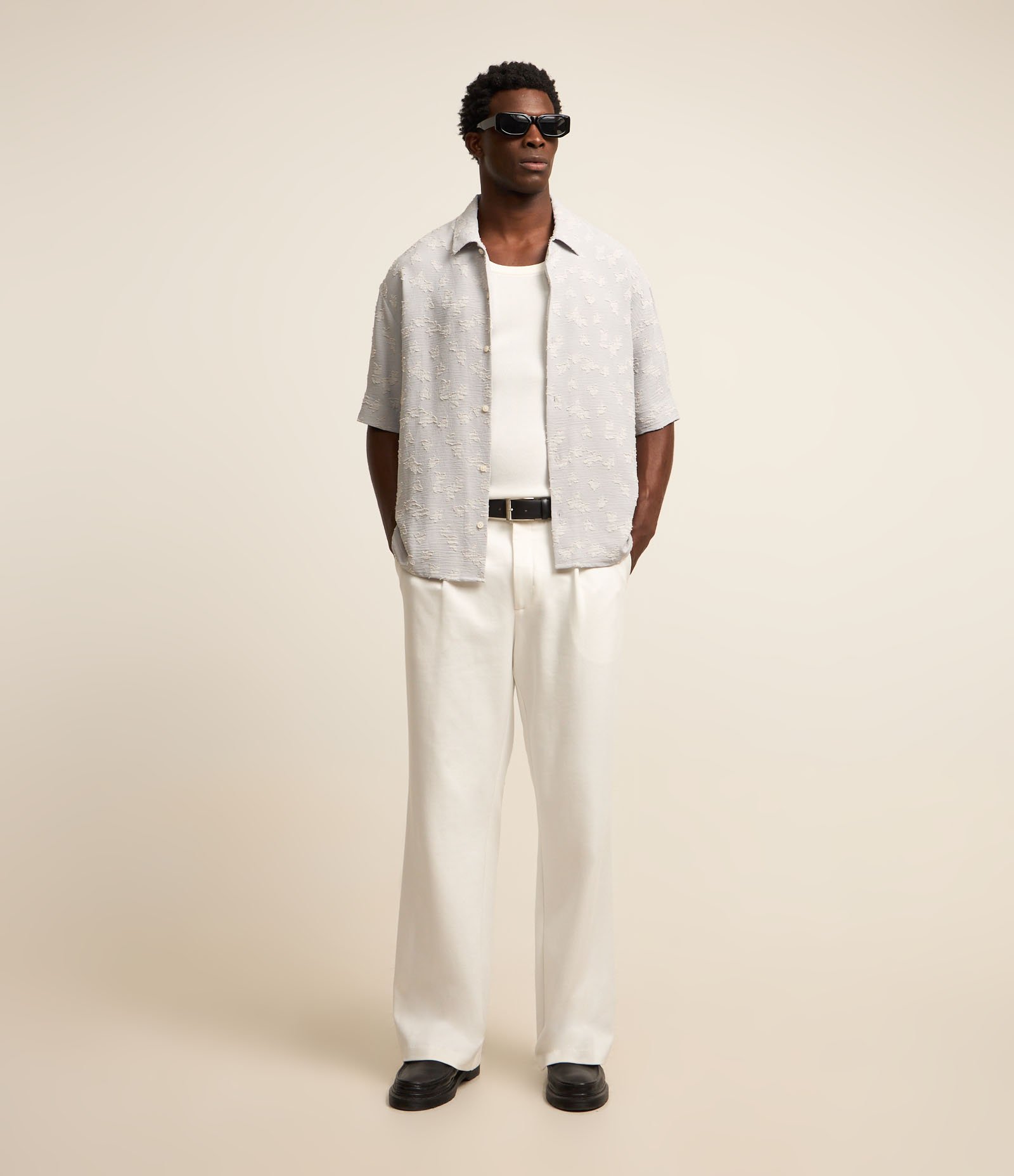 Camisa Boxy em Microfibra com Textura e Estampa de Flores Cinza 3