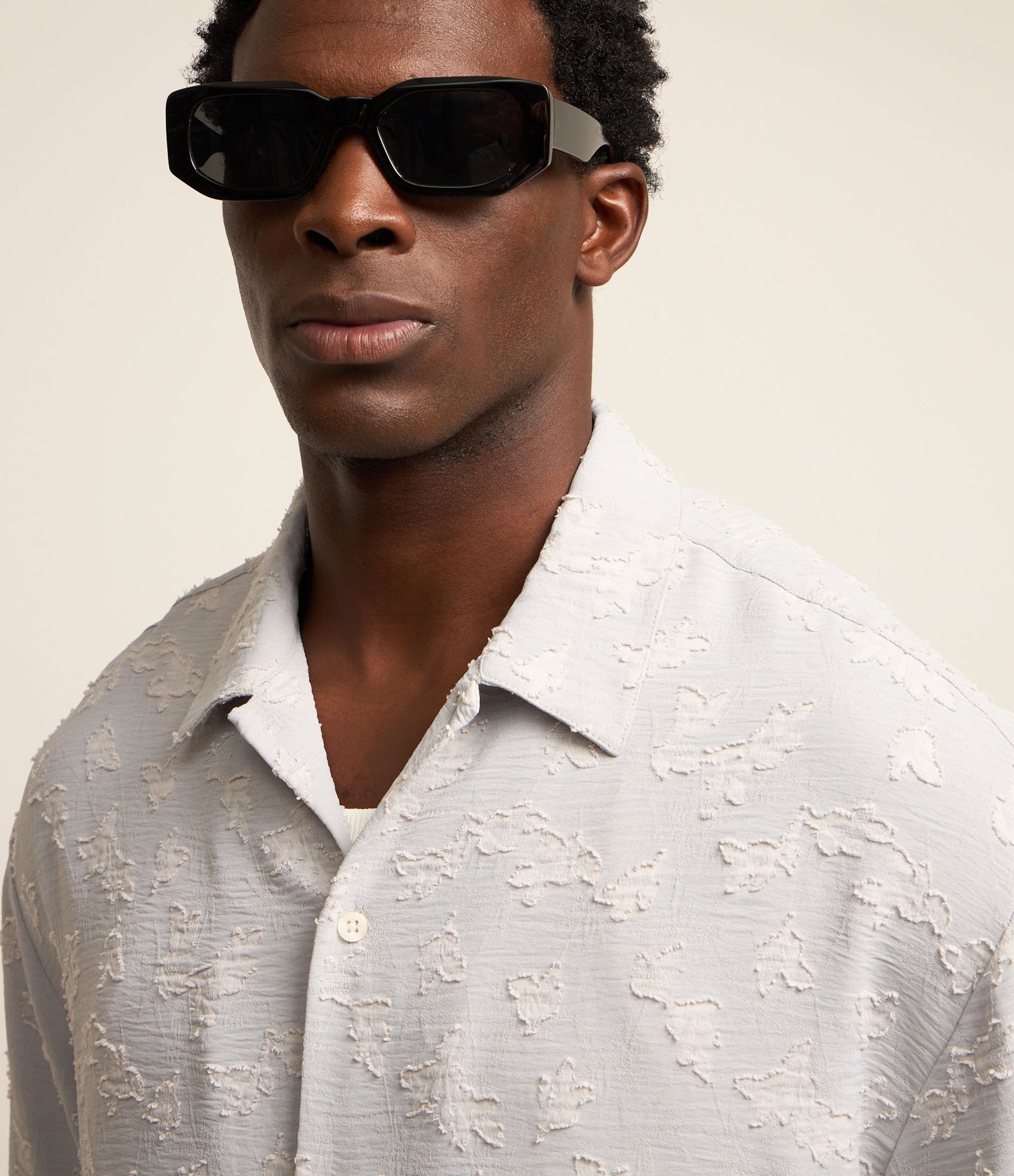 Camisa Boxy em Microfibra com Textura e Estampa de Flores Cinza 4