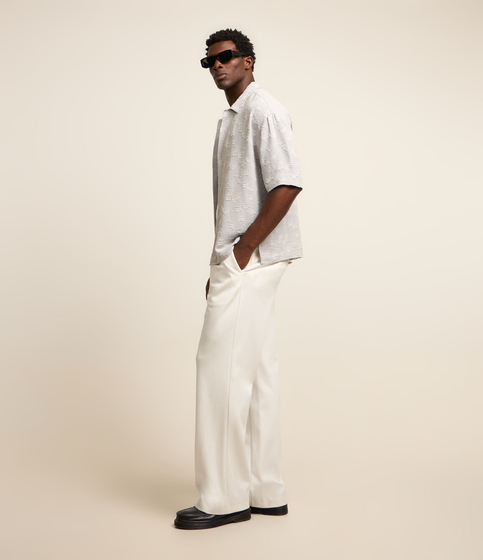 Camisa Boxy em Microfibra com Textura e Estampa de Flores Cinza 5