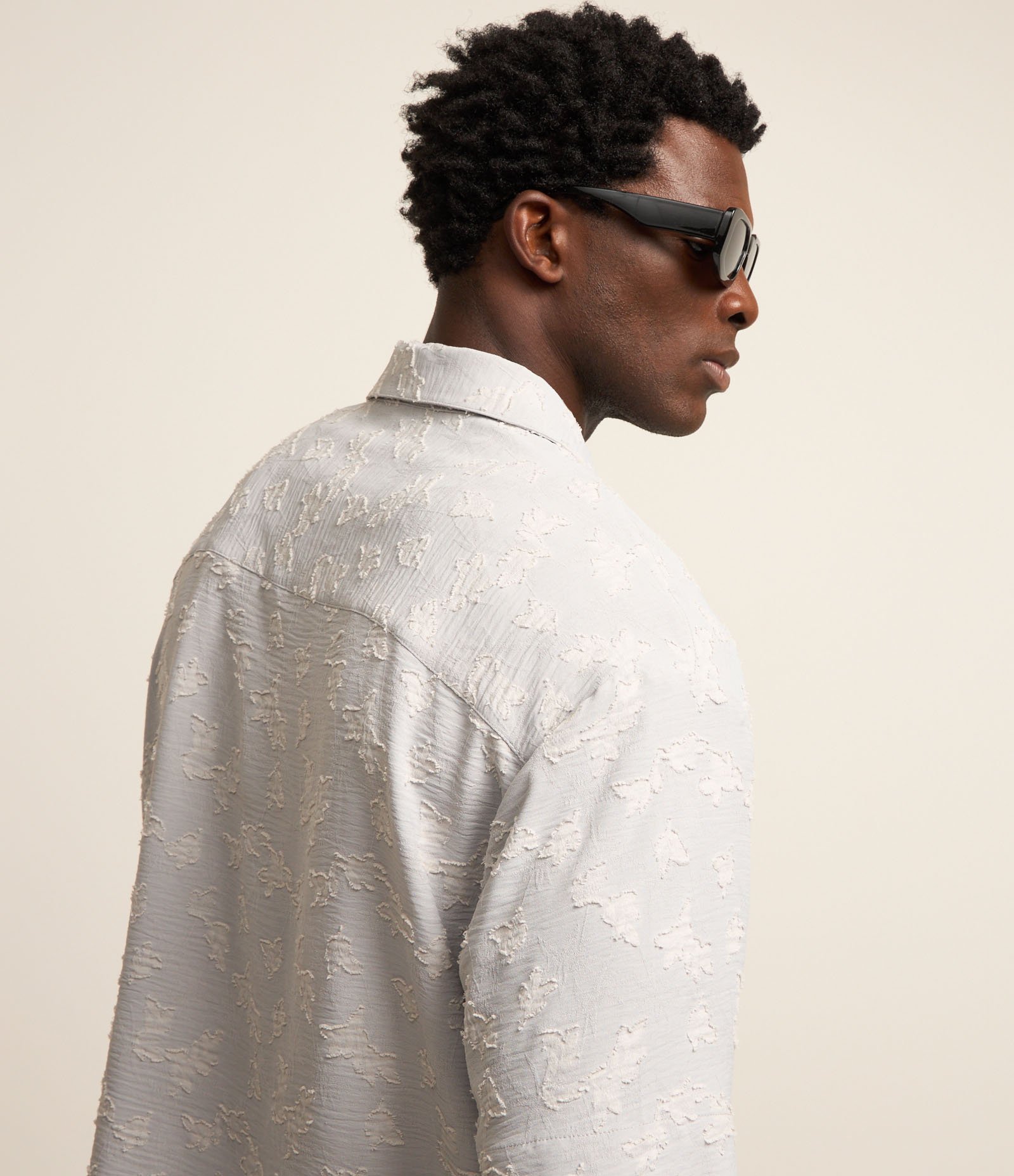 Camisa Boxy em Microfibra com Textura e Estampa de Flores Cinza 6