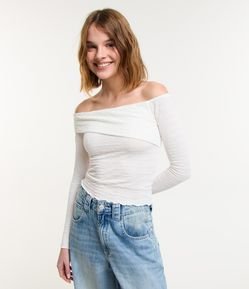 Blusa Texturizada com Decote Assimétrico e Barra de Ondinha