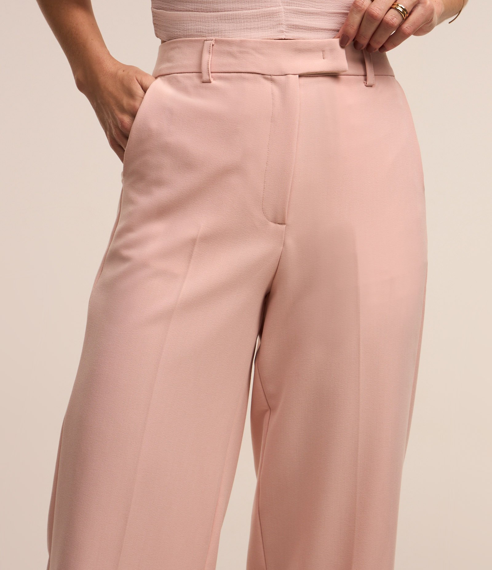 Calça Reta Alfaiatada com Passantes no Cós e Fechamento Frontal Rosa Claro 3