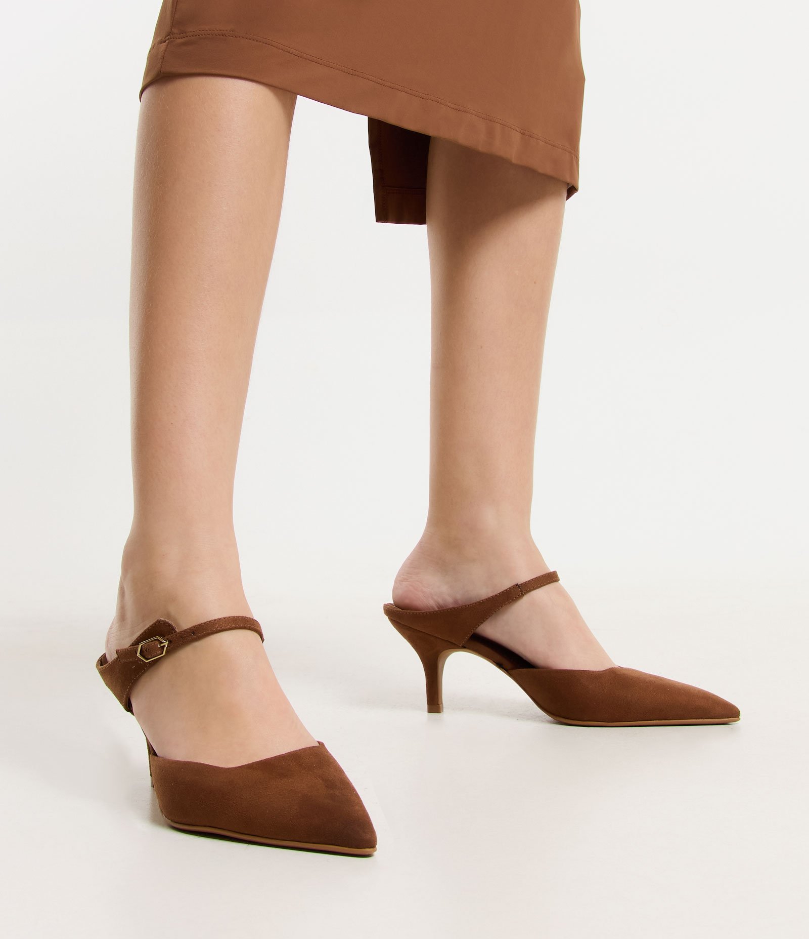 Sapato Scarpin Mule Texturizado com Salto Fino Marrom 6