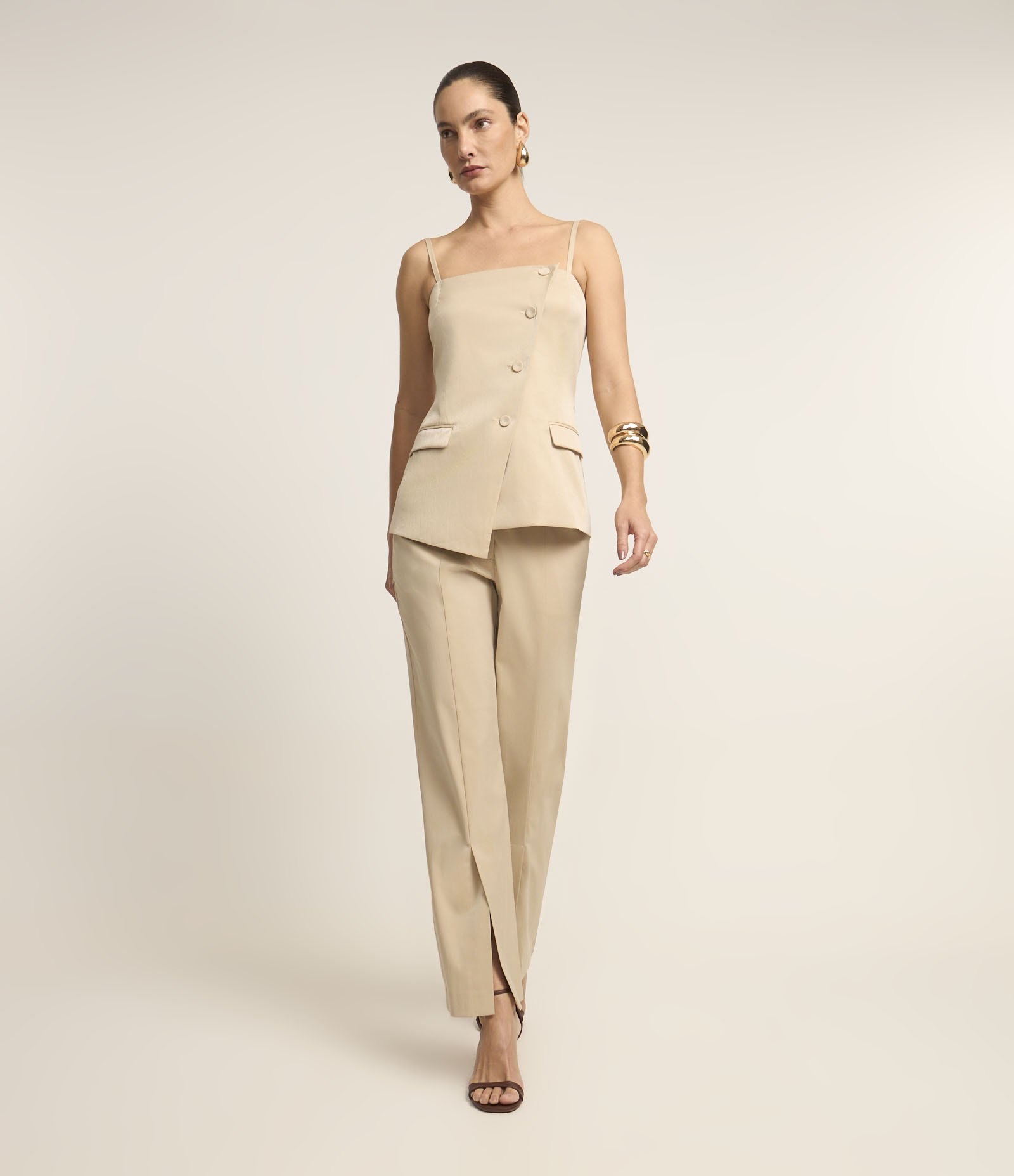 Calça Reta Alfaiatada em Viscose com Recorte e Fenda Bege 1