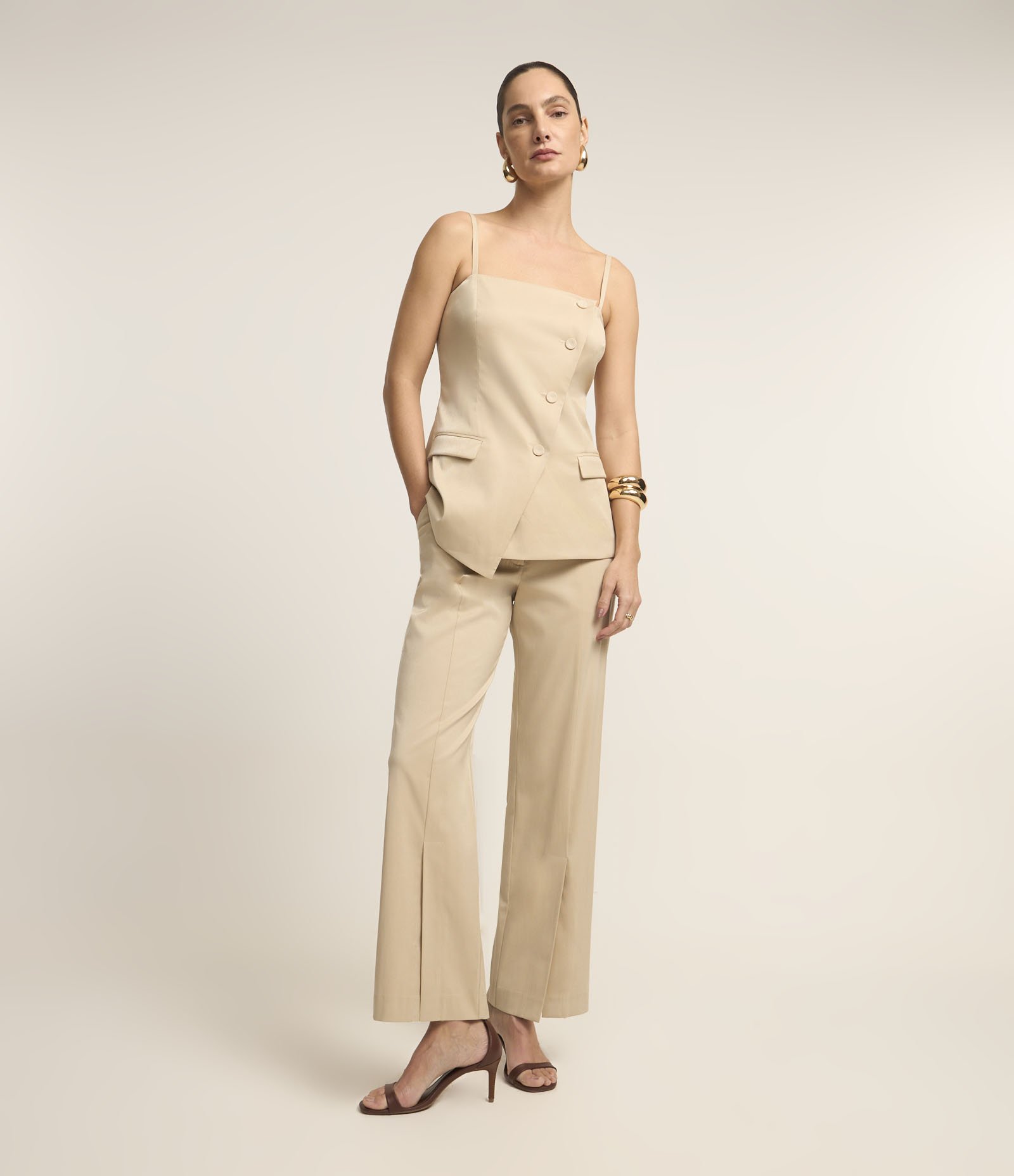 Calça Reta Alfaiatada em Viscose com Recorte e Fenda Bege 5